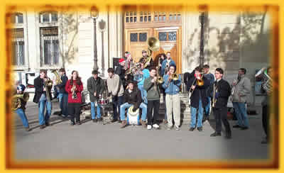 La Fanfare Piston lors d'un ptage sur le march de Croix-Rousse le dimanche matin